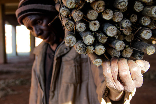 Tila Nomvula Photography - Broom maker