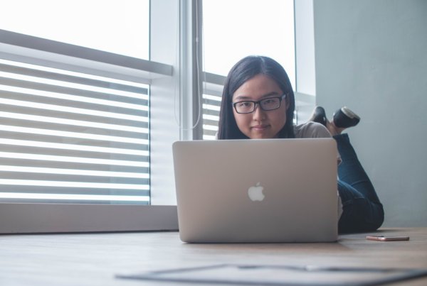 How Creative Women can Earn Extra Money from Interesting Side Jobs